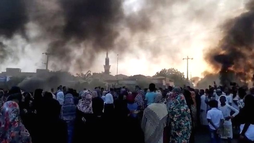 تجمع أعداد من السودانيين في الشوارع وسط أنباء عن انقلاب في البلاد