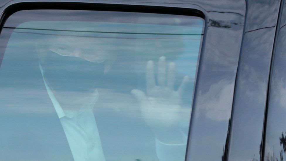 Donald Trump saluda desde el auto