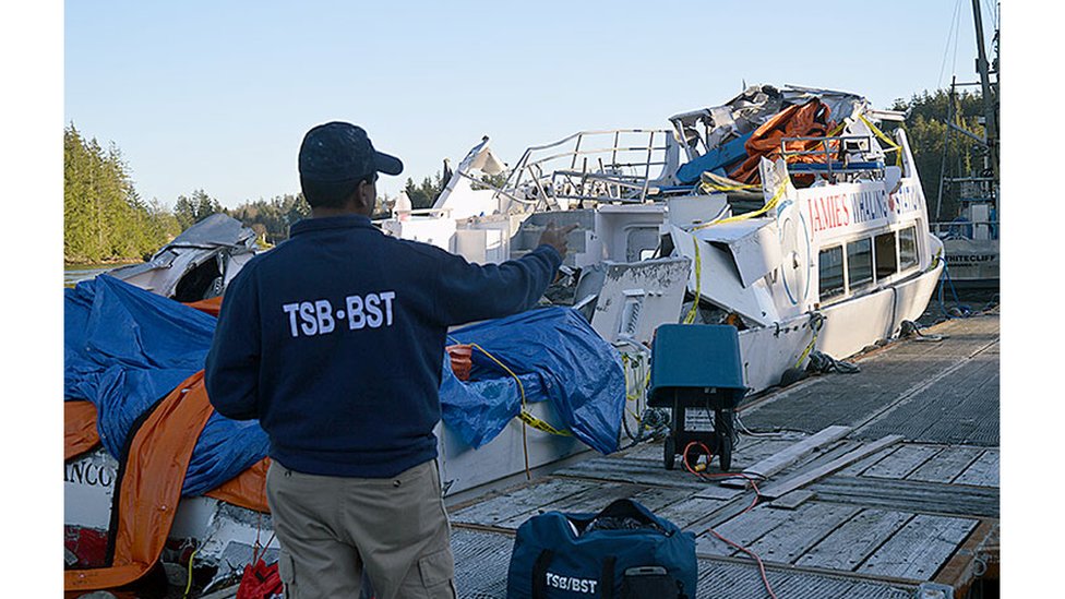 Следователь Департамента транспортной безопасности осматривает поврежденное китобойное судно