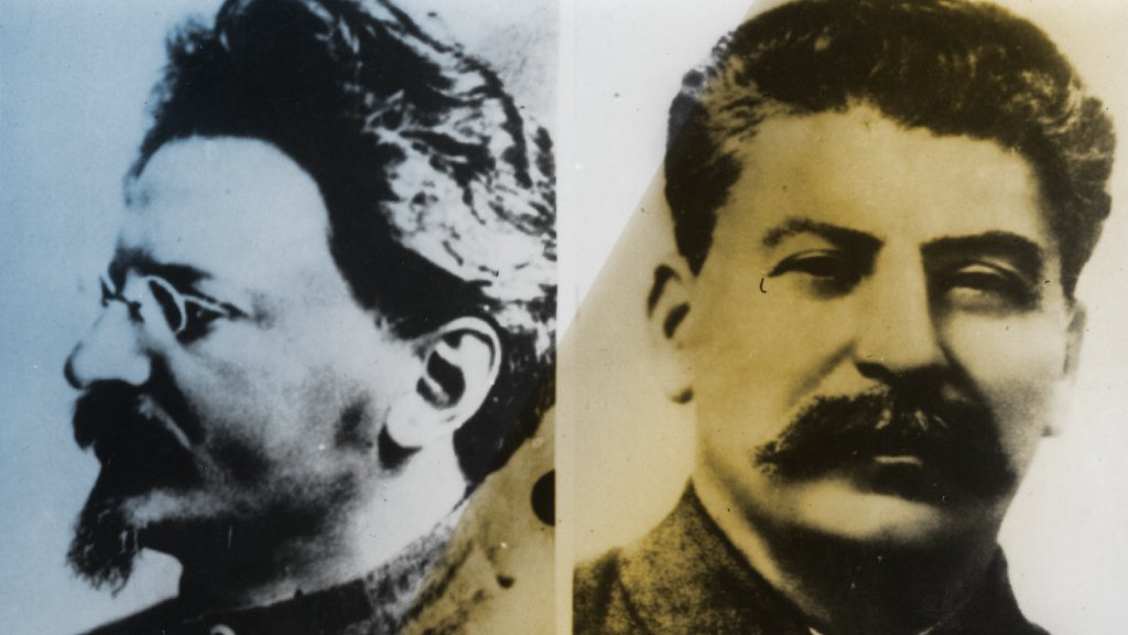 Trostky a la izq.; Stalin, a la der.
