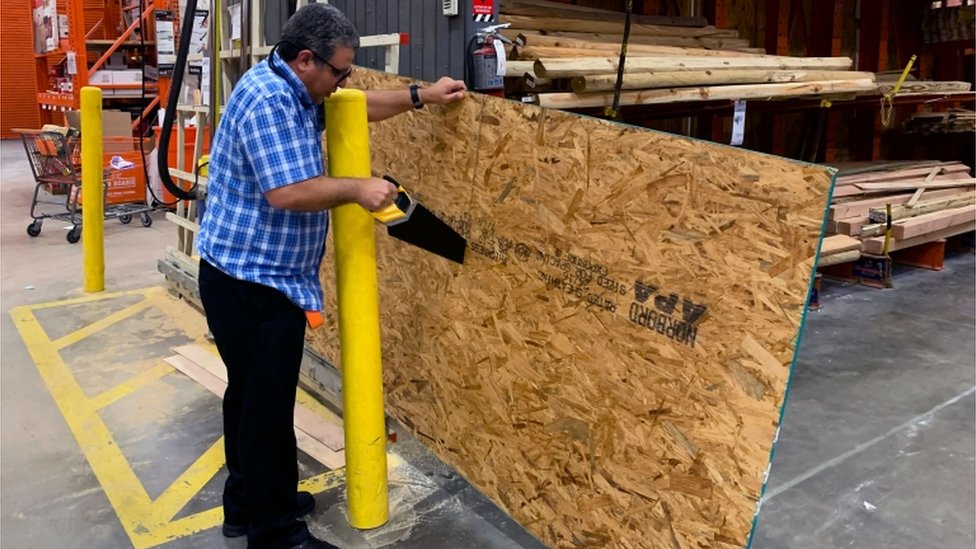 Muchas personas en Florida acudieron a comprar planchas de madera para proteger las ventanas de las viviendas.