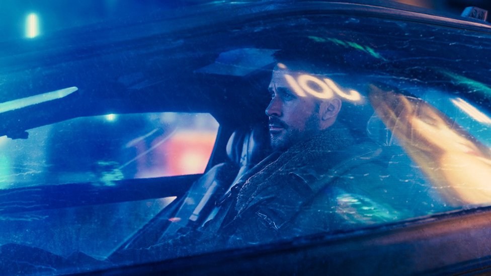 El personaje de Ryan Gosling, Blade Runner Oficial K, debe encontrar a Rick Deckard, interpretado por Harrison Ford, en Blade Runner 2049 (Foto: Alcon Entertainment) Ryan Gosling