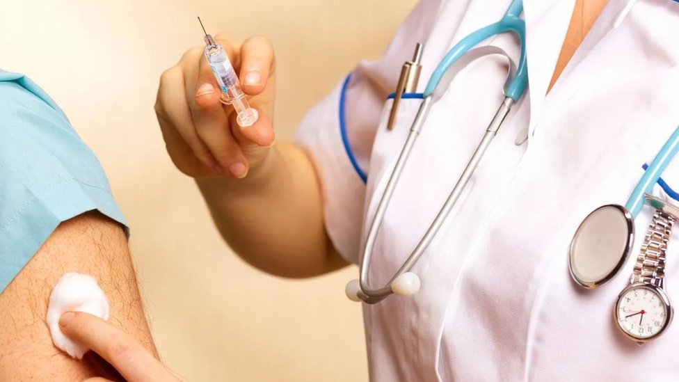 enfermeira segura seringa de vacina