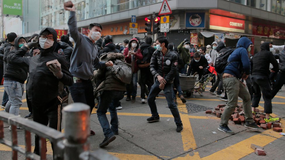 Протестующие бросают в полицию кирпичи и другие предметы