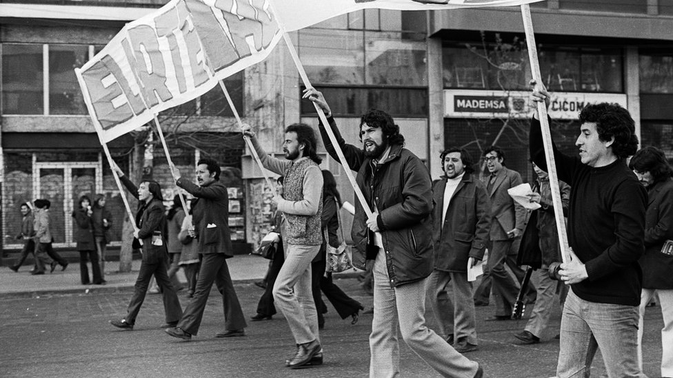 Victor Jara'nın (sağda) son fotoğrafı olduğu düşünülen bu fotoğraf, darbeden bir hafta önce Allende yanlısı bir gösteride çekilmişti