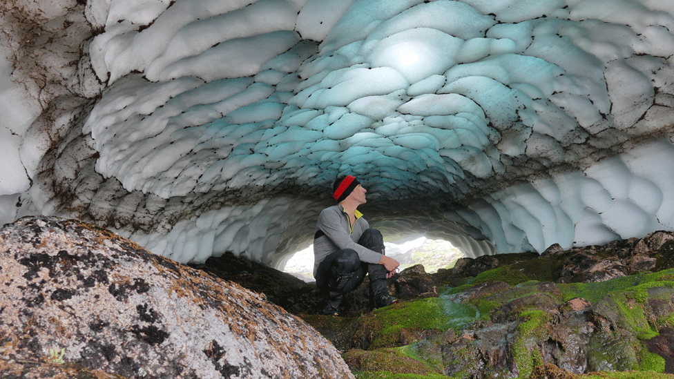 Иэн Кэмерон в снежном туннеле на Бинн Бхротейн