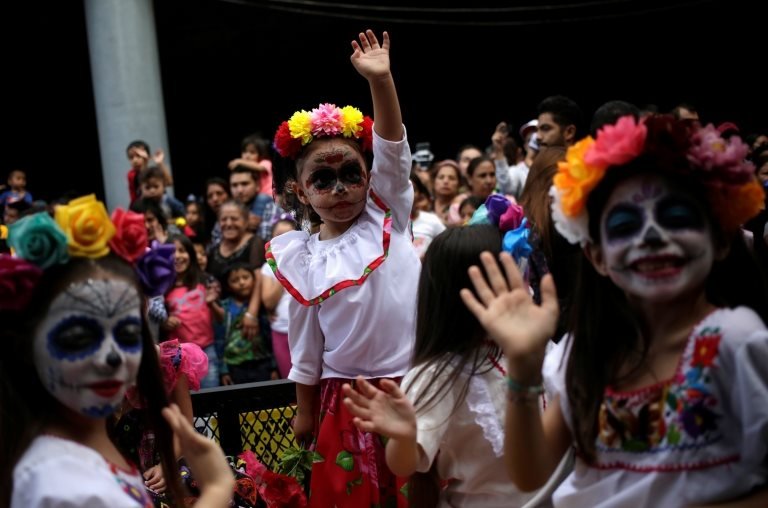 Молодые девушки в костюмах Катрины принимают участие в параде в преддверии Дня мертвых в Монтеррее, Мексика, 27 октября 2019 г.