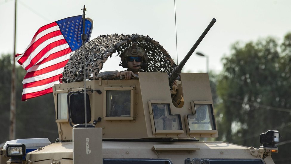 Un soldado estadounidense en un vehículo blindado en Siria.