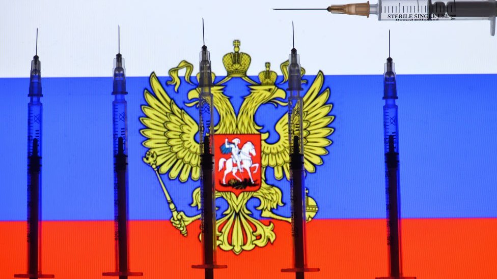Bandera rusa con jeringas.