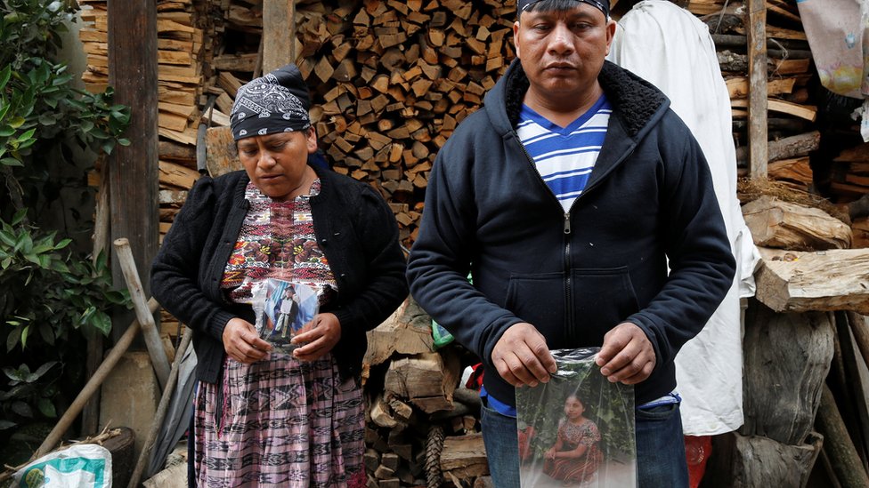 Los padres de Claudia, Gilberto Gómez y Lidia González Vicente, con las fotos de su hija. Gilberto Gómez y Lidia González