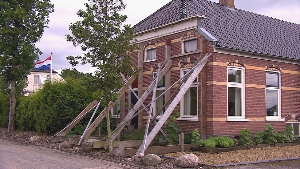 Uma propriedade residencial danificada por terremotos provocados pela extração de gás na Holanda