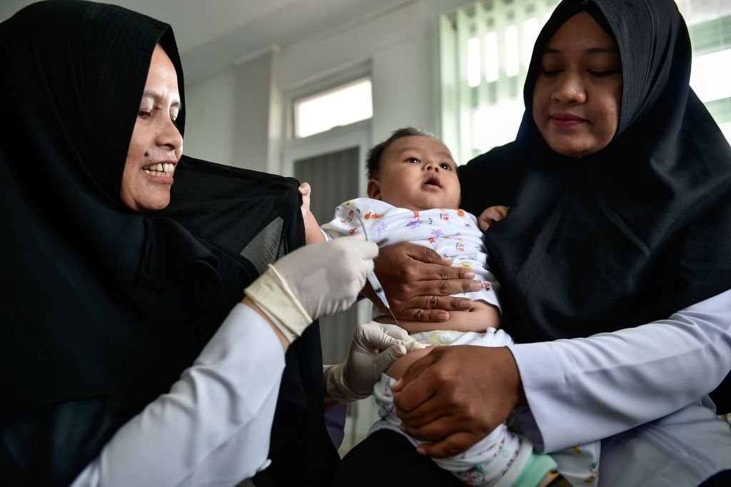 تطعيم الأطفال ياللقاح عن طريق الحقن في إندونيسا