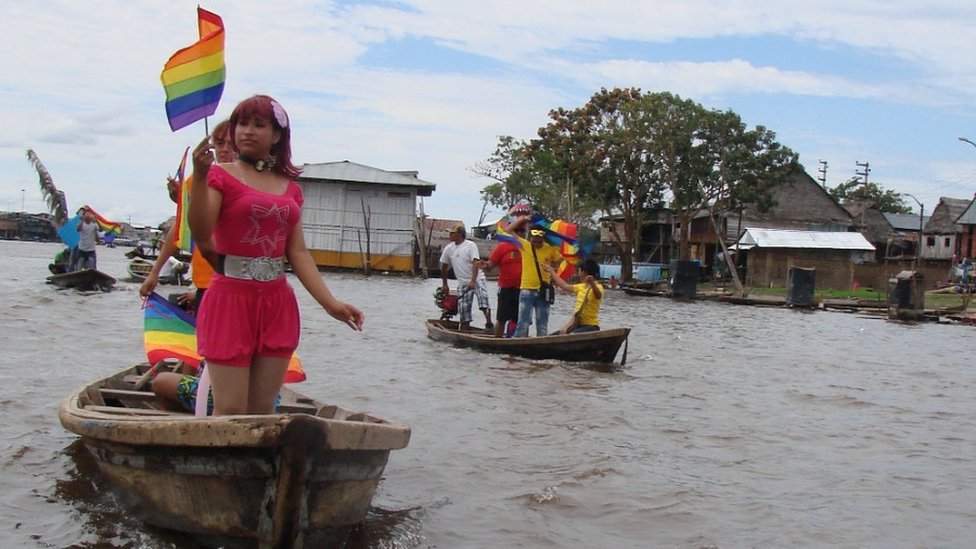 Personas en barcas celebrando el Orgullo Gay en Iquitos.