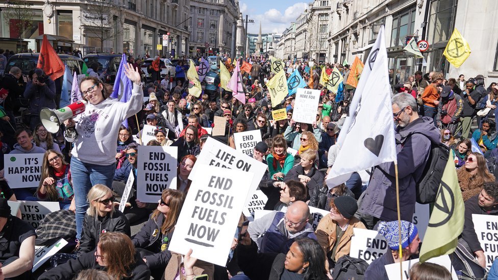 İklim krizi: Yokoluş İsyanı, fosil yakıtların kullanımına son verilmesi talebiyle tekrar Londra sokaklarında
