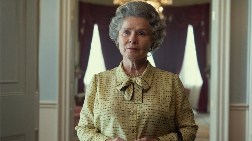 The Crown: Netflix, dizide 'son kraliçe' Imelda Staunton'ın görüntüsünü paylaştı