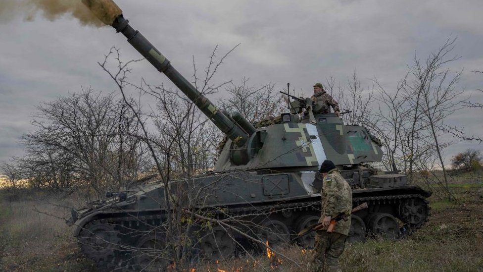 Ukrainian tank fires towards Kherson