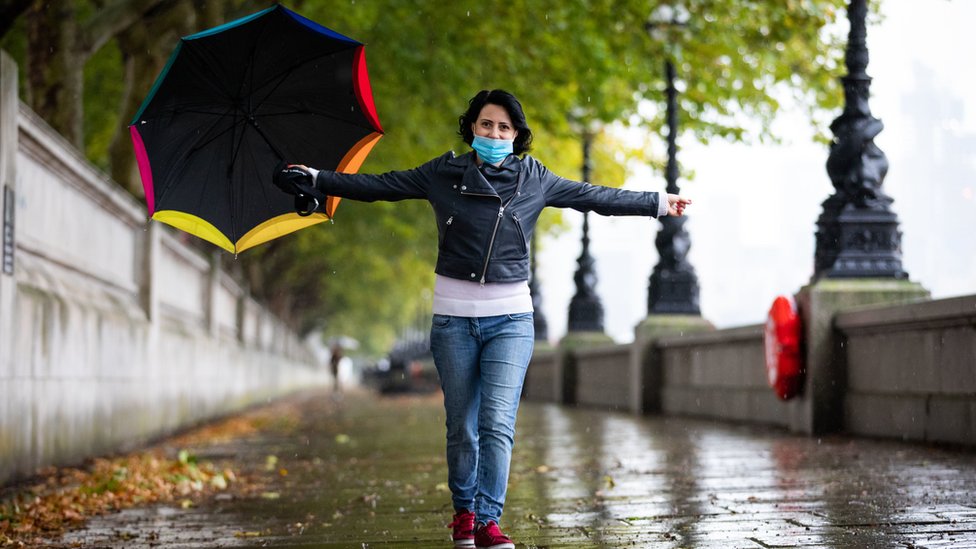Женщина идет под дождем в Вестминстере
