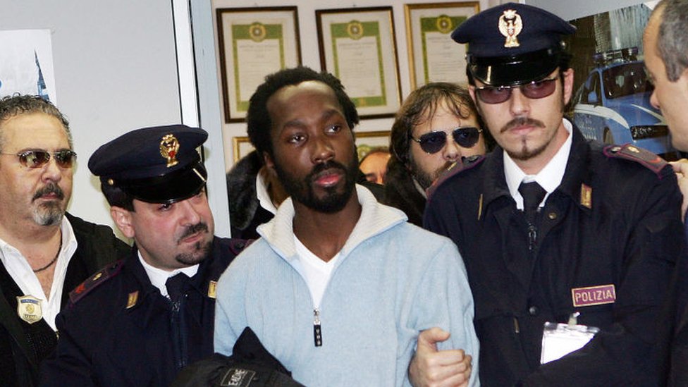 Руди Геде (в центре) прибывает в римский аэропорт Фьюмичино в 2007 году после экстрадиции из Германии