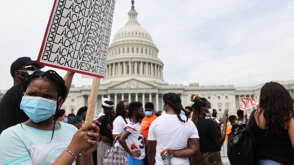 Manifestantes frente al Capitolio en Washington DC, EE.UU.