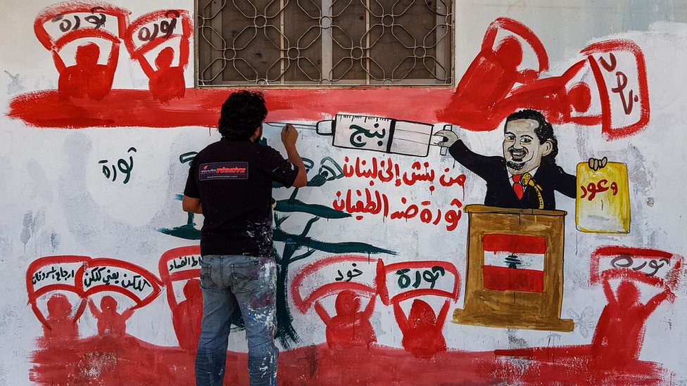 لبناني يرسم على الجدار ردا على ورقة الحكومة