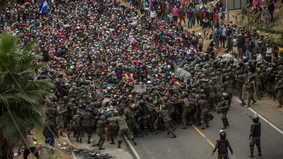 Несколько гватемальских солдат столкнулись с гондурасскими мигрантами при полицейском контроле в городе Чикимула, Гватемала