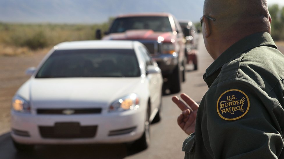 La Patrulla Fronteriza tiene "puestos de control" incluso a varios kilómetros dentro del territorio de Estados Unidos. Agente de la Patrulla Fronteriza vigilando autos en Arizona.