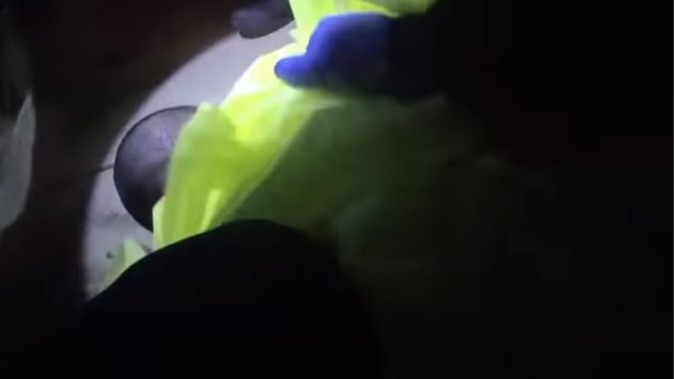 Una imagen de un video de la policía