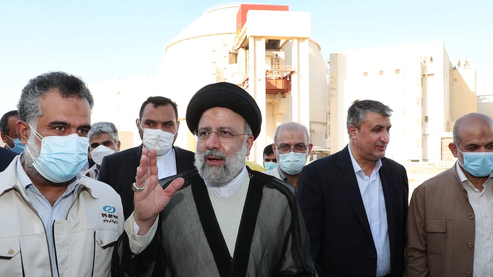 الرئيس الإيراني إبراهيم رئيسي (وسط) أثناء زيارته لمحطة بوشهر النووية في إيران (8 أكتوبر/تشرين الاول 2021)