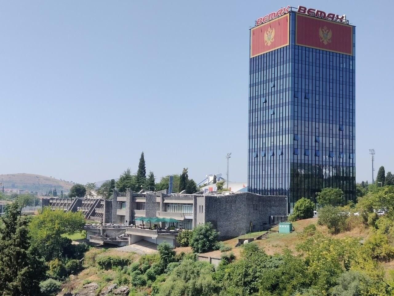 Tik uz Kanin hotel Podgorica nalazi se soliter sa crnogorskom zastavom