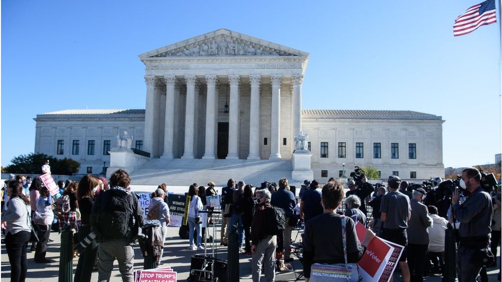 Демонстранты и репортеры собираются перед зданием Верховного суда США в Вашингтоне, округ Колумбия