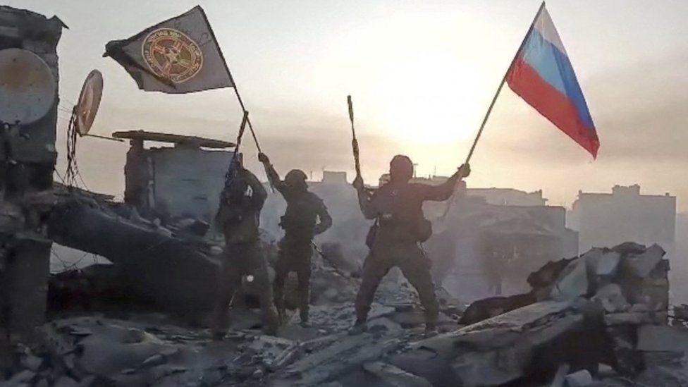 مقاتلو مجموعة فاغنر يلوحون بالأعلام فوق مبنى في مكان مجهول