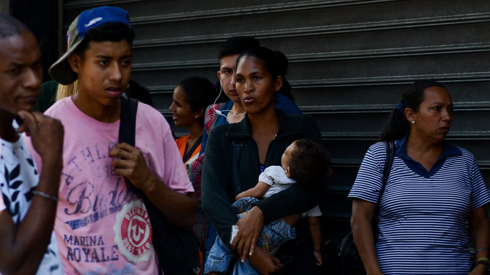 El deterioro económico es el gran problema para Maduro de cara a las presidenciales. Fila de gente en Venezuela.