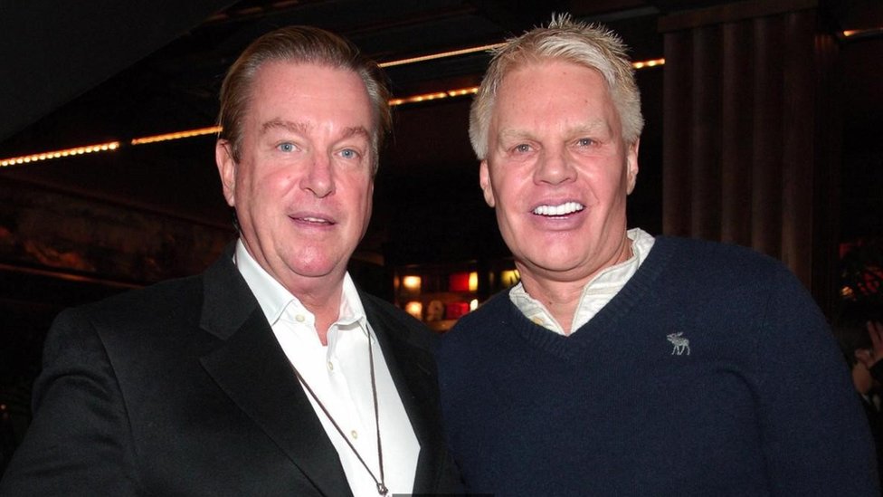 Documentos judiciales revelan las costumbres inusuales del ex jefe de Abercrombie & Fitch, Michael Jeffries (a la derecha en la foto) en materia de viajes personales. Michael Jeffries (a la derecha)