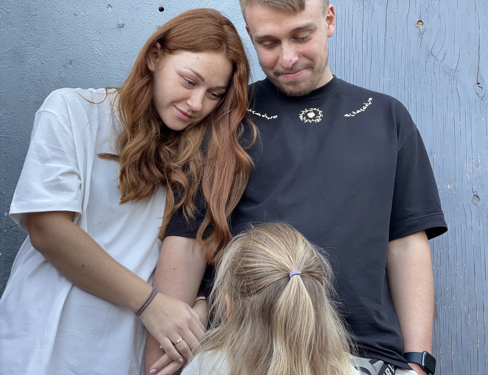 Federik, Viktoriia y su hija Monika en el cruce fronterizo de San Ysidro el 25 de marzo de 2022.