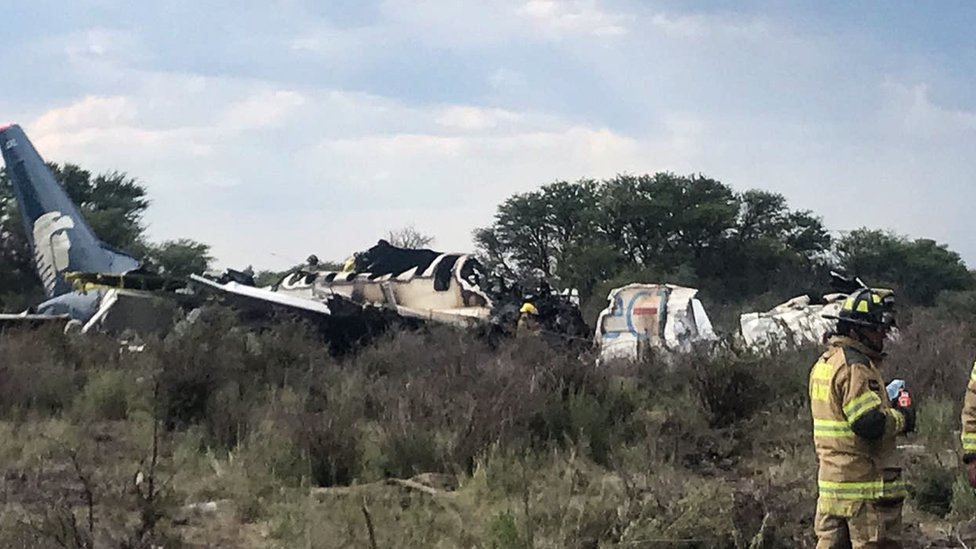 El avión cayó cerca de la pista del aeropuerto de Durango