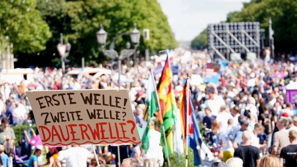 Protesto em Berlim contra medidas tomadas para controlar pandemia de covid-19