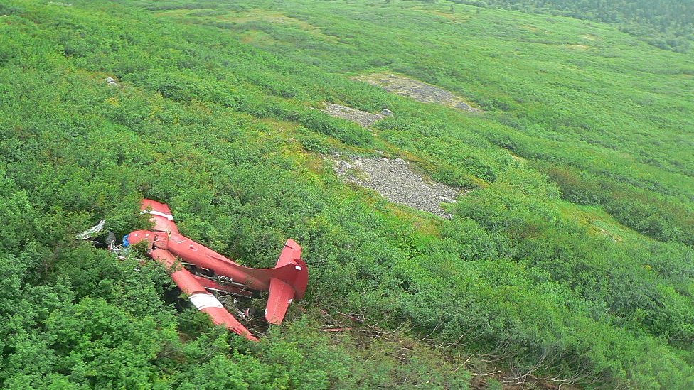 Los restos del avión en la ladera de una montaña en Alaska.