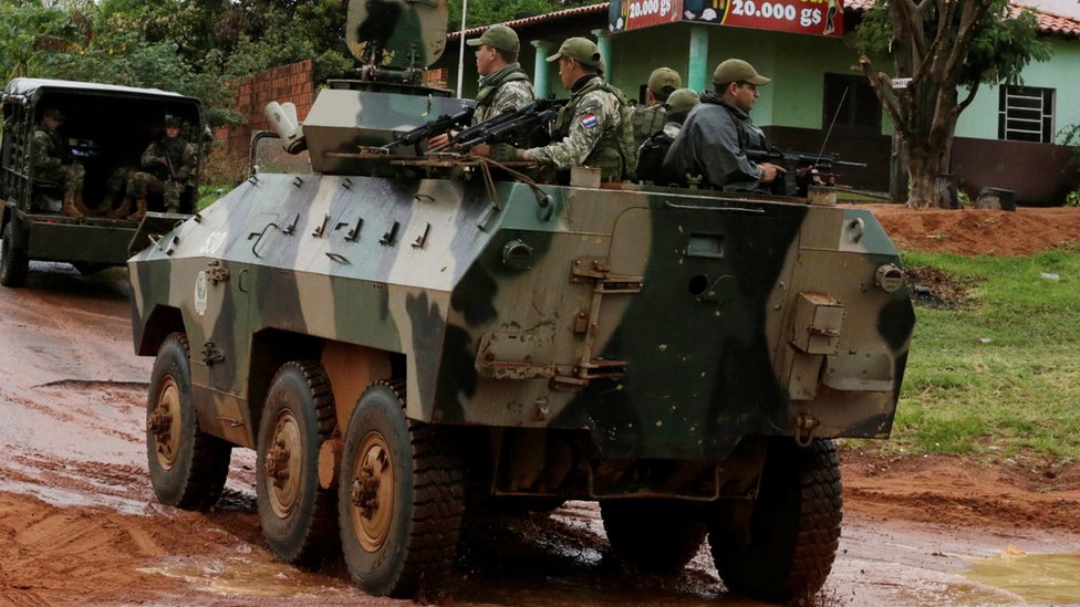 Tanque con militares en Paraguay