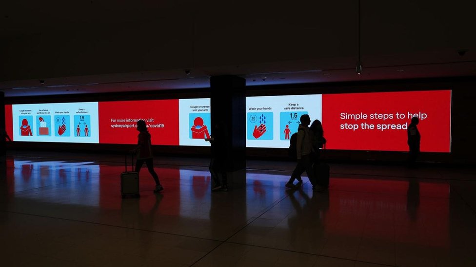 لافتات تحذيرية للمسافرين في مطار سيدني الدولي