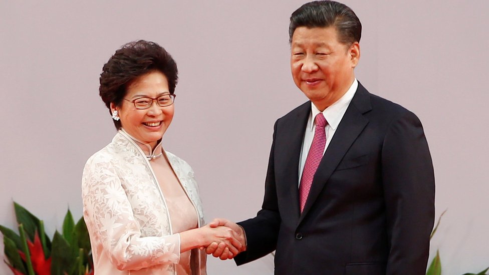 Исполнительный директор Гонконга Кэрри Лам пожимает руку президенту Китая Си Цзиньпину после того, как она принесла присягу в честь 20-й годовщины перехода города от британского к китайскому правлению в Гонконге, Китай, 1 июля 2017 г.