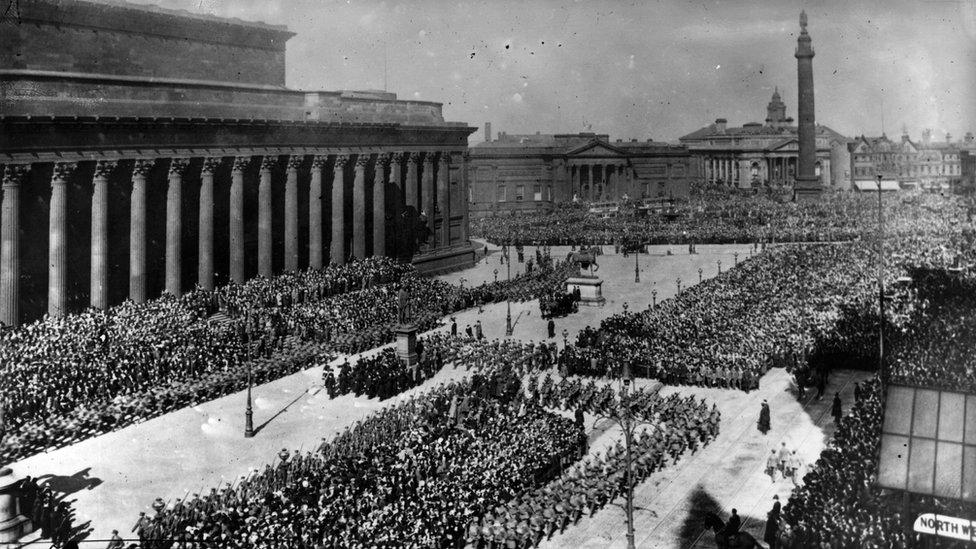 1915年第一次世界大戰期間，在聖喬治廳外的閲兵