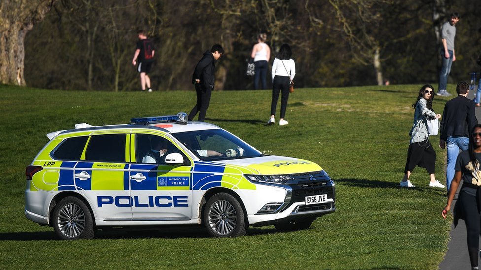 Полицейская машина патрулирует Гринвич-парк 5 апреля 2020 года в Лондоне, Англия