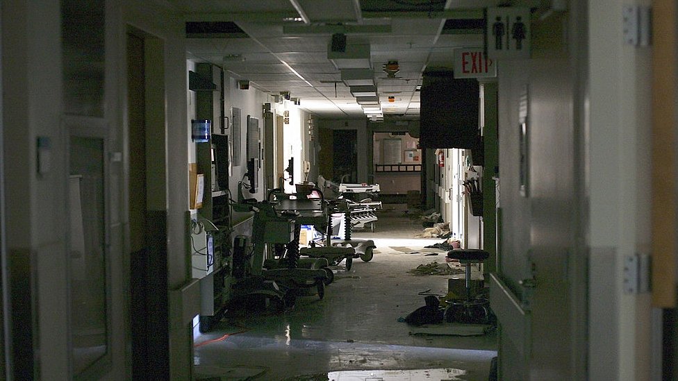 Los corredores del Centro Médico Memorial, cuando regresaron los rescatistas a recuperar los cuerpos.