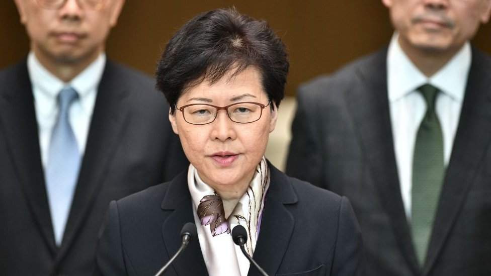 Генеральный директор Гонконга Кэрри Лам (C) выступает на пресс-конференции в Гонконге 5 августа 2019 г.