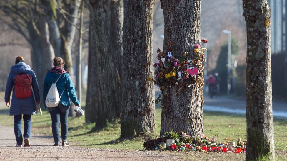 Цветы на месте убийства во Фрайбурге, 5 декабря 16