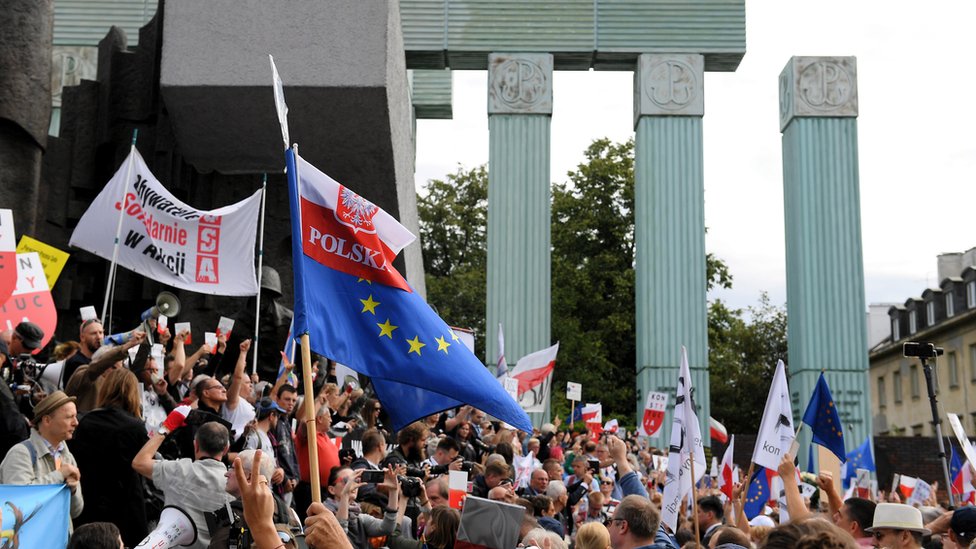 Pristalice sutkinje su se okupile ispred zgrade Vrhovnog suda u Varšavi