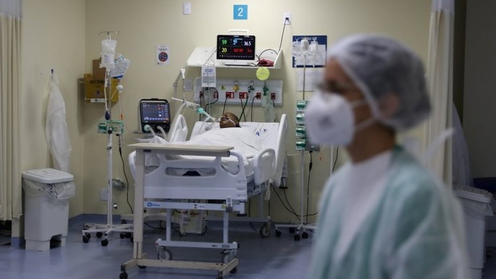 Paciente de covid-19 em hospital no Rio