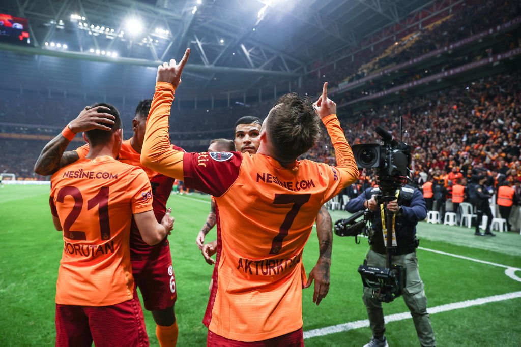 Harika Lig 13. haftada oynanan derbide Fenerbahçe Galatasaray'ı 2-1 mağlup etti