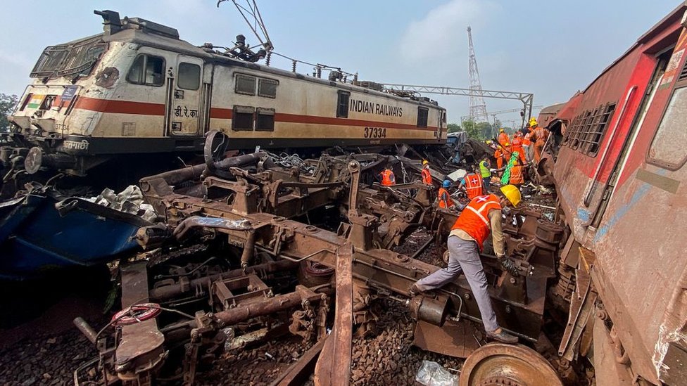 Катастрофа на железной дороге в Индии: при столкновении трех поездов погибли сотни человек