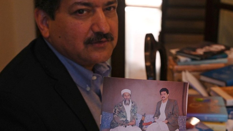 Hamid Mir muestra la foto de la entrevista con Bin Laden.